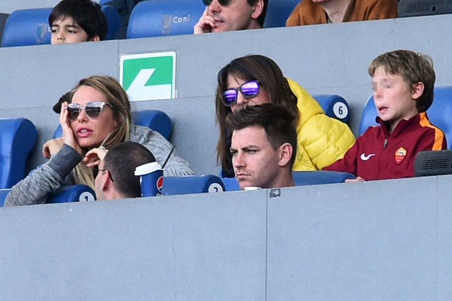Ilary Blasi con i figli Cristian e Chanel allo stadio Olimpico per fare il tifo durante la partita Roma-Atalanta (Olycom)